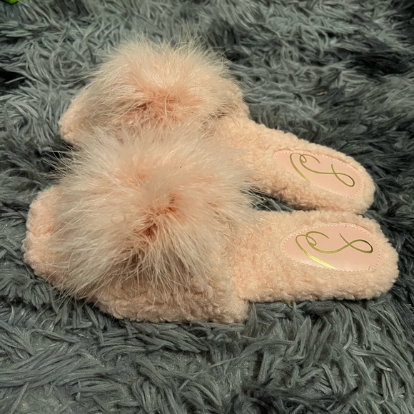 NWT Pink furry flat or slippers by Sam Edelman Size 6.5 but fits 6 (runs narrow) - Picture 4 of 5